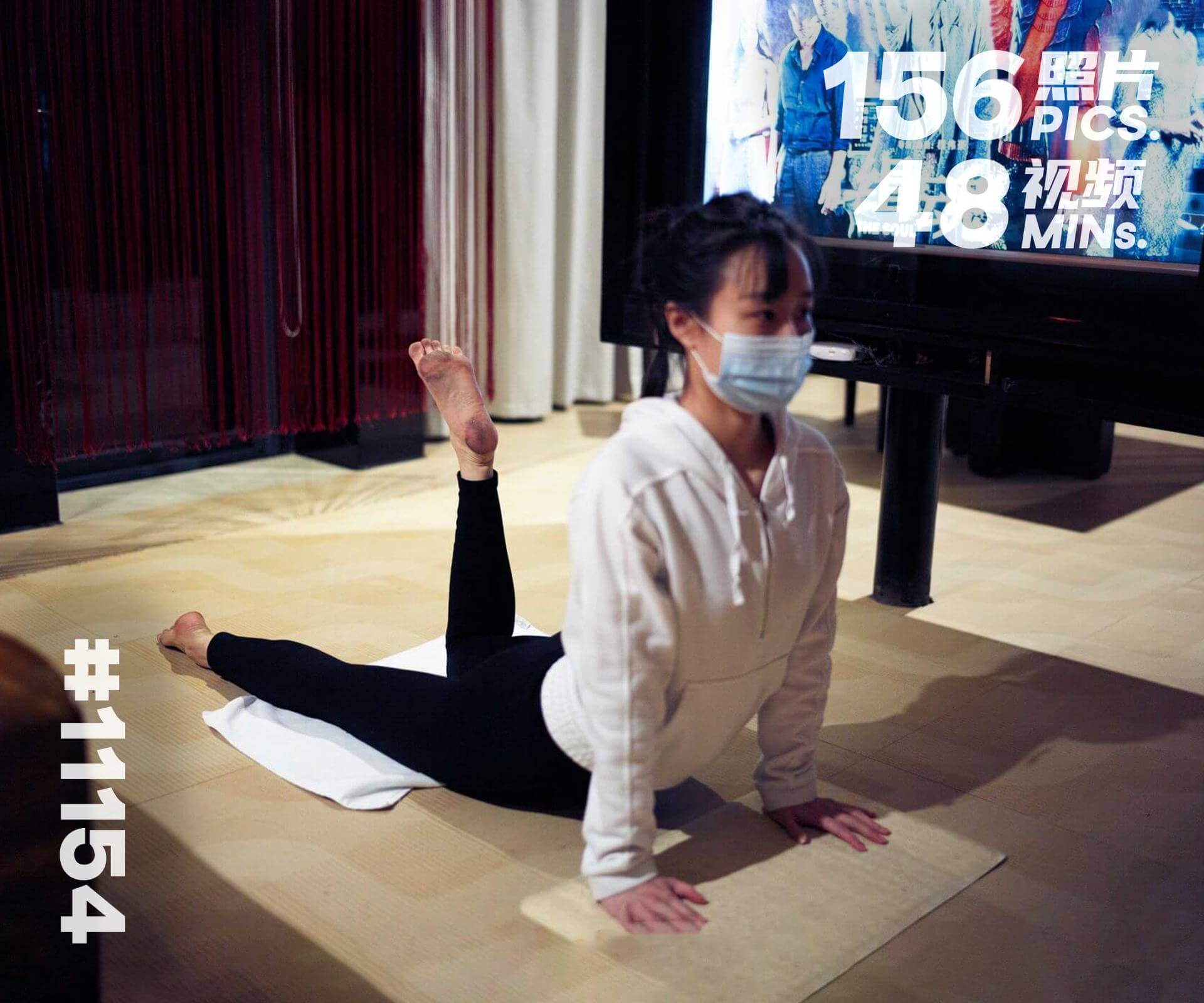 珊珊·赤脚练习瑜伽