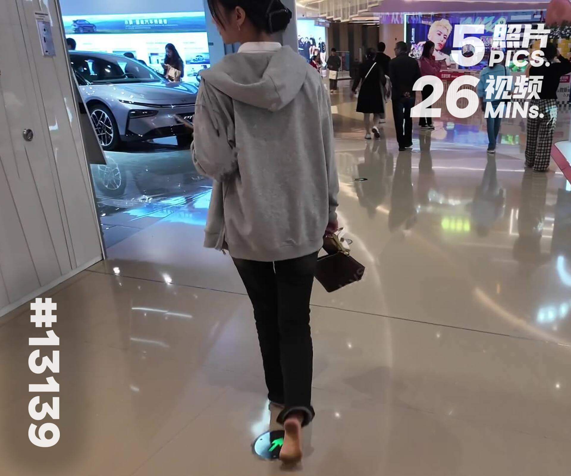 左左·赤脚逛商场