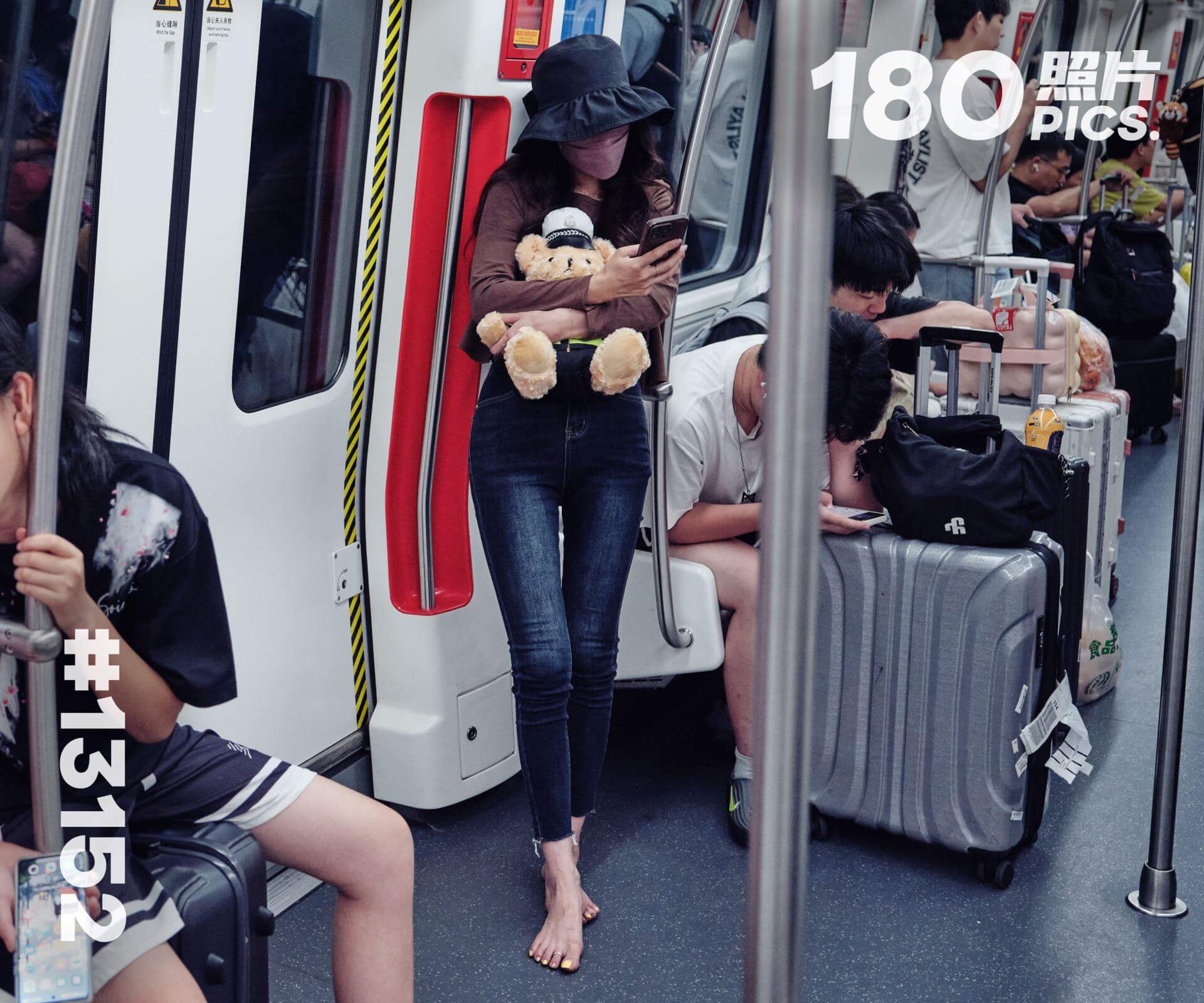 菲菲·赤脚乘坐地铁 (写真)